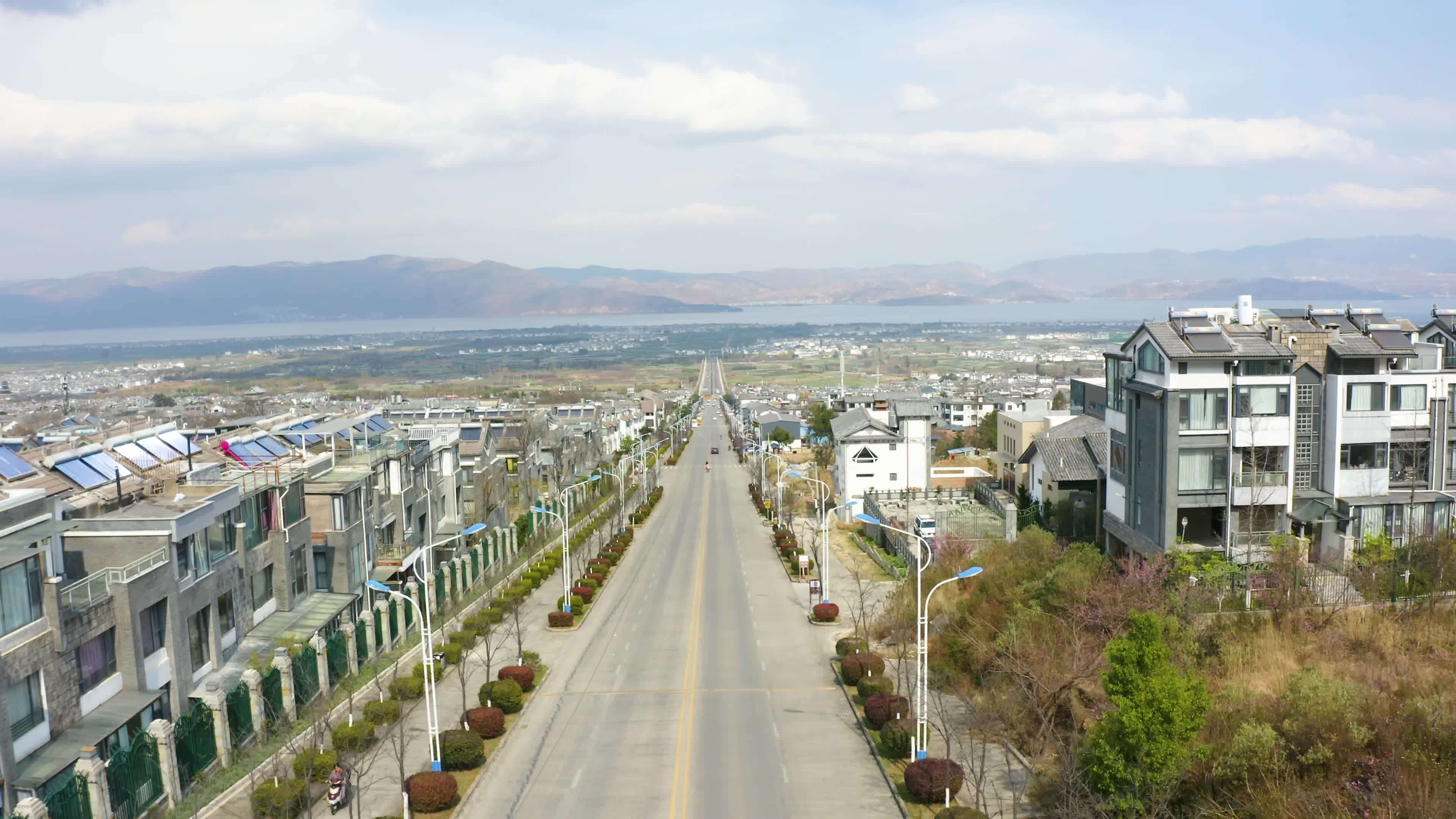 航拍大理的网红公路和洱海视频素材画面3