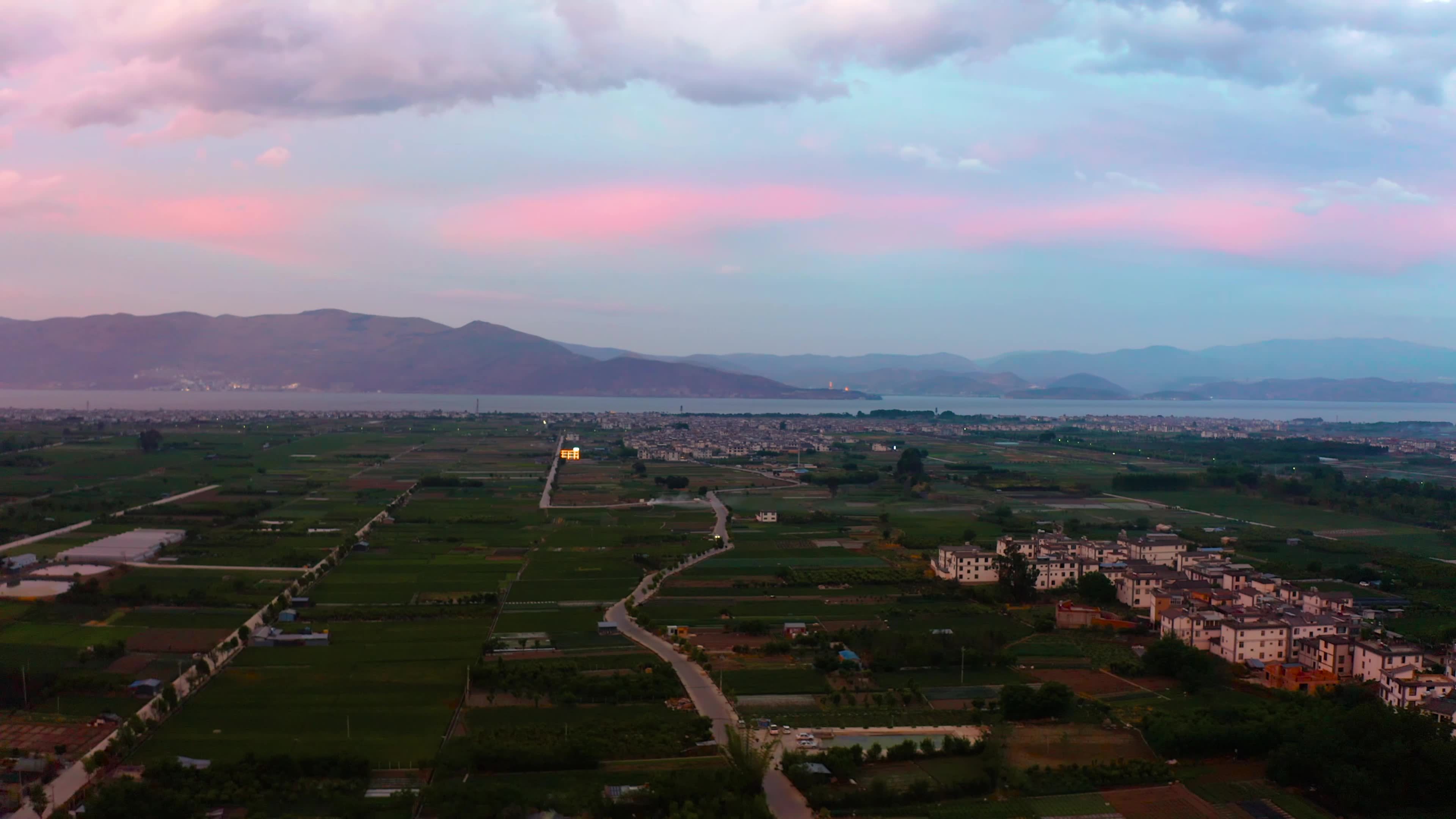航拍大理的网红公路和洱海视频素材画面1