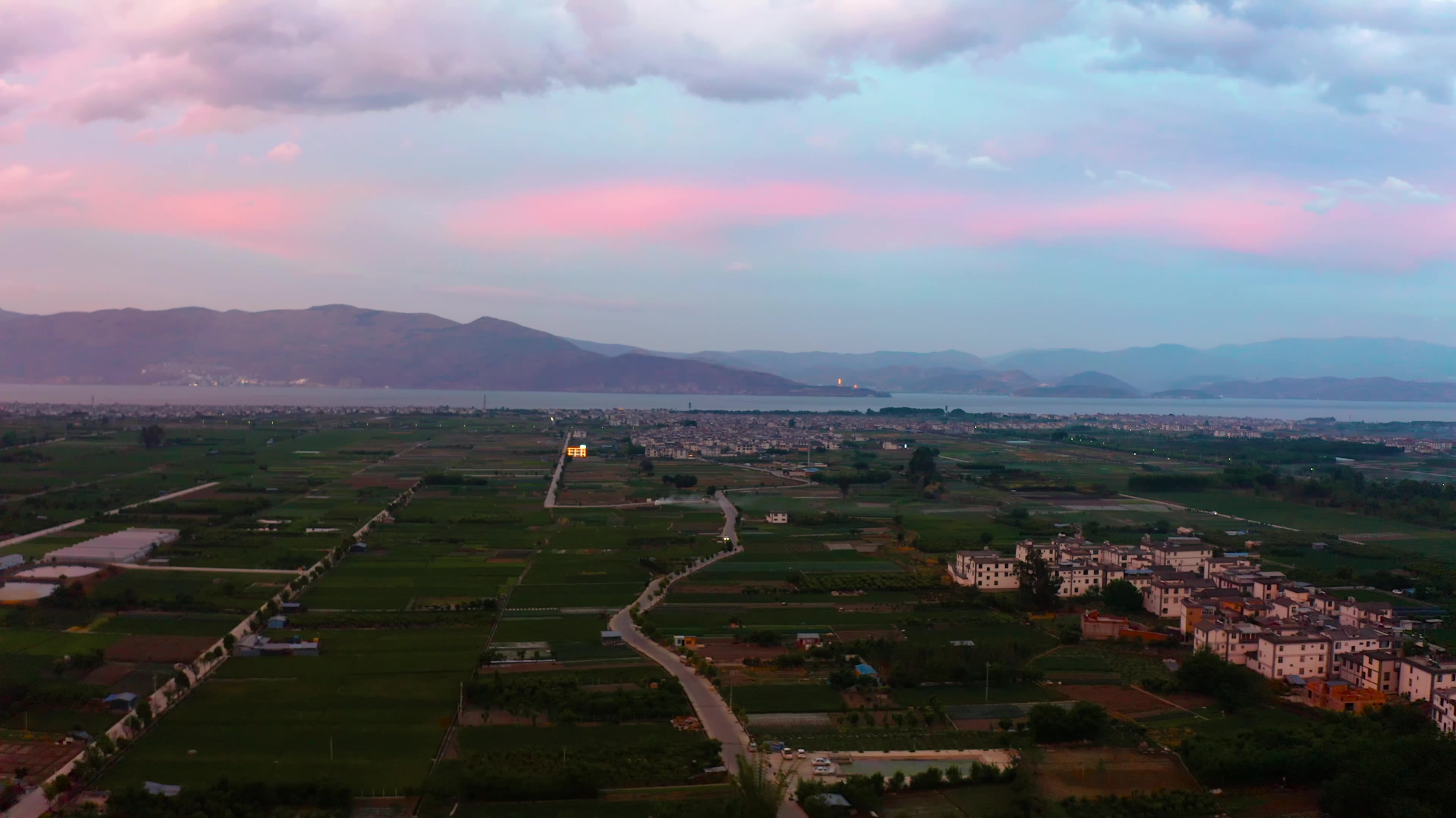 航拍大理的网红公路和洱海视频素材画面2