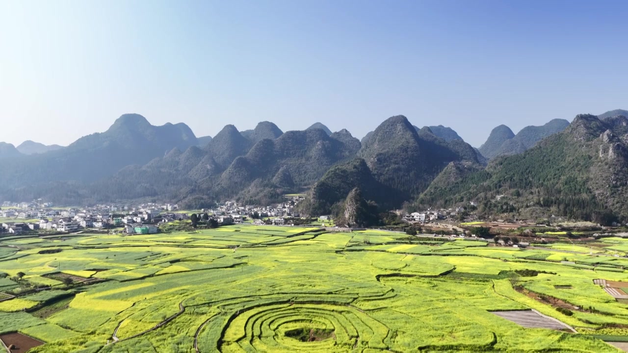 贵州万峰林八卦田航拍视频素材画面3