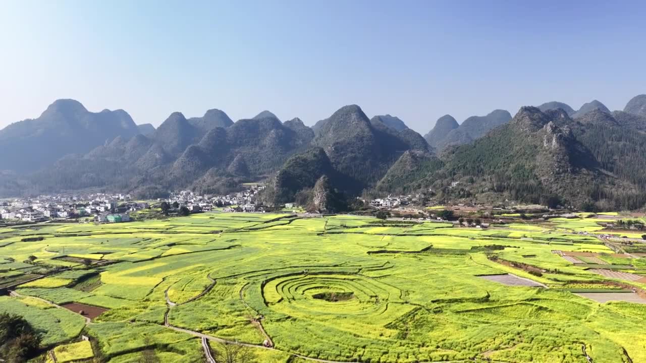 贵州万峰林八卦田航拍视频素材画面1