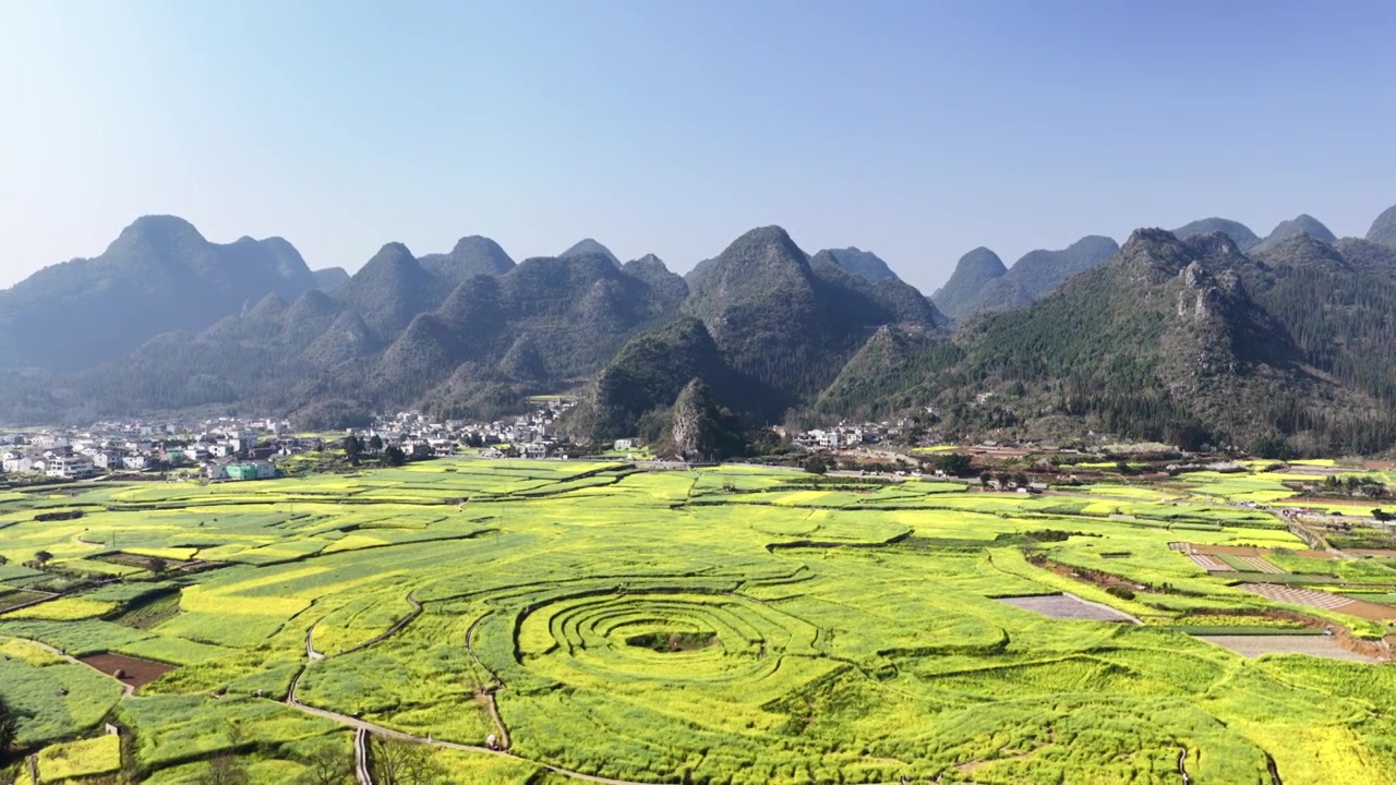 贵州万峰林八卦田航拍视频素材画面3