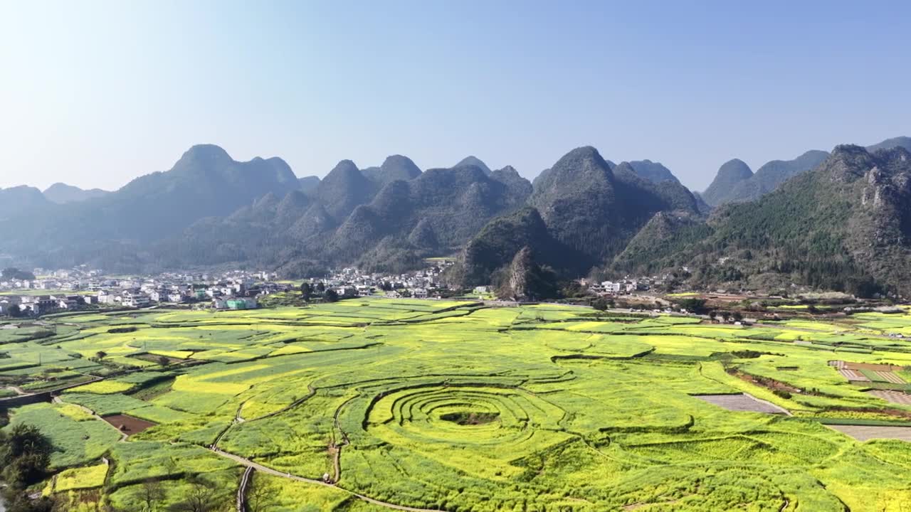 贵州万峰林八卦田航拍视频素材画面1