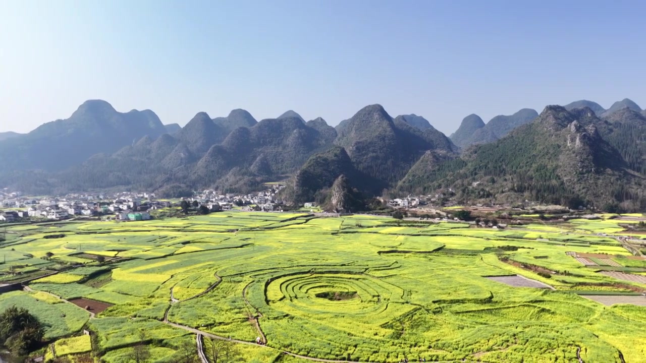贵州万峰林八卦田航拍视频素材画面3