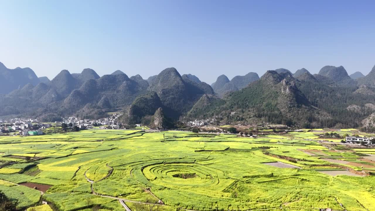 贵州万峰林八卦田航拍视频素材画面1