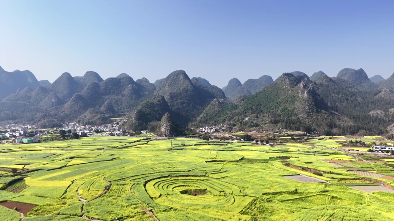 贵州万峰林八卦田航拍视频素材画面3
