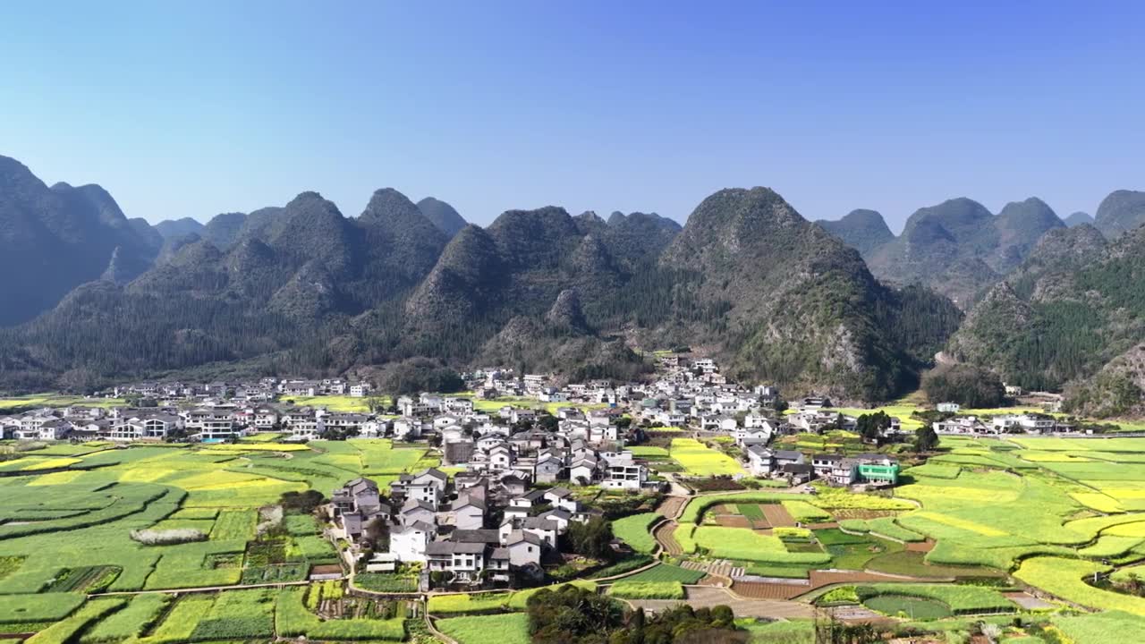 贵州万峰林八卦田航拍视频素材画面1