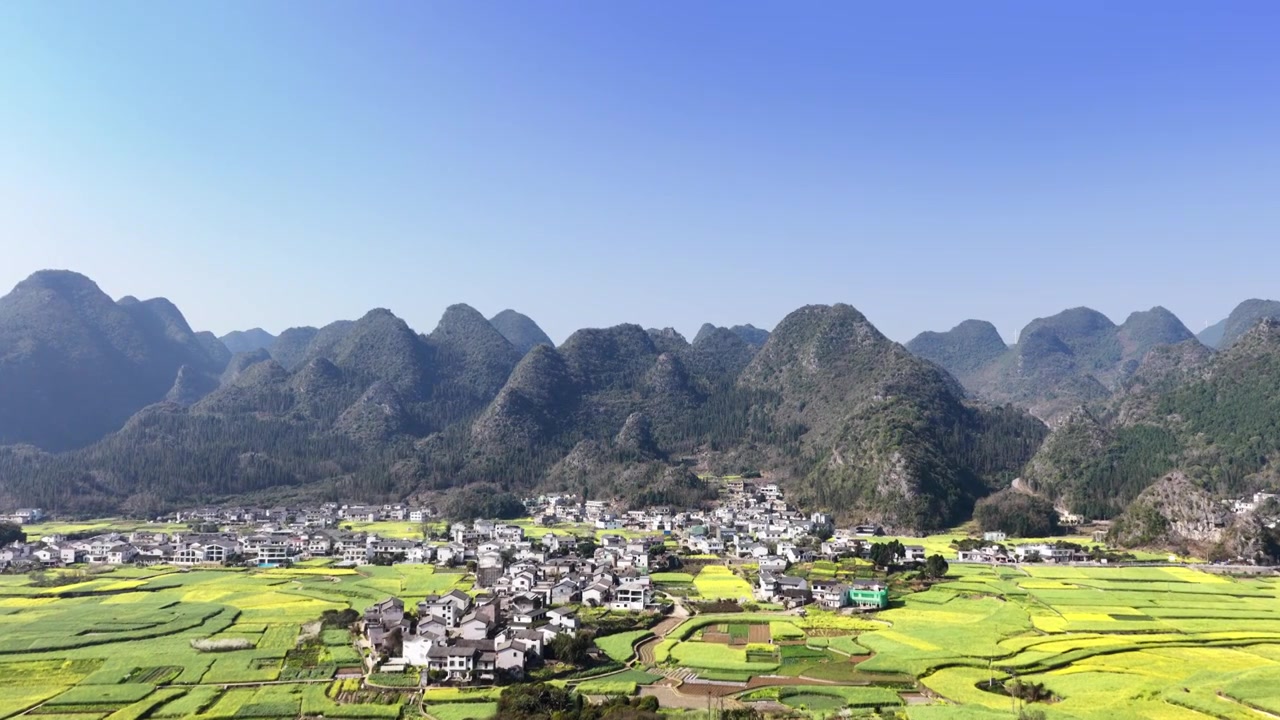贵州万峰林八卦田航拍视频素材画面3