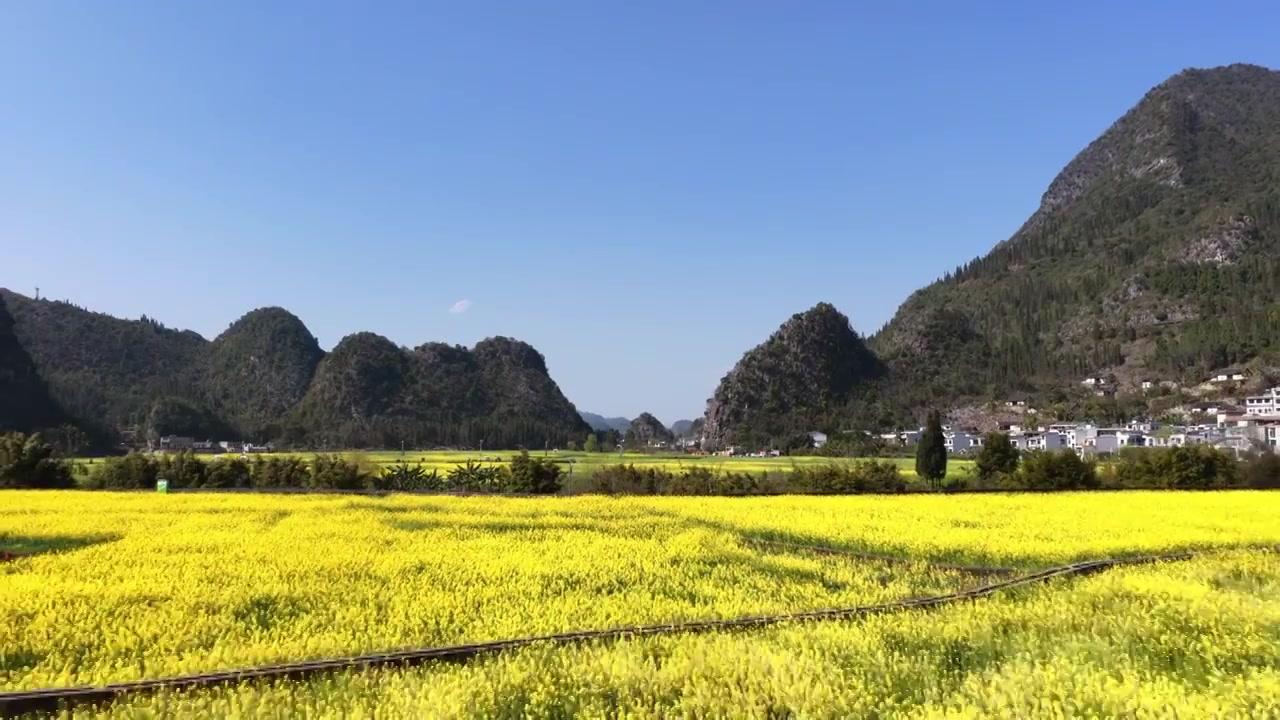 贵州万峰林八卦田航拍视频素材画面3