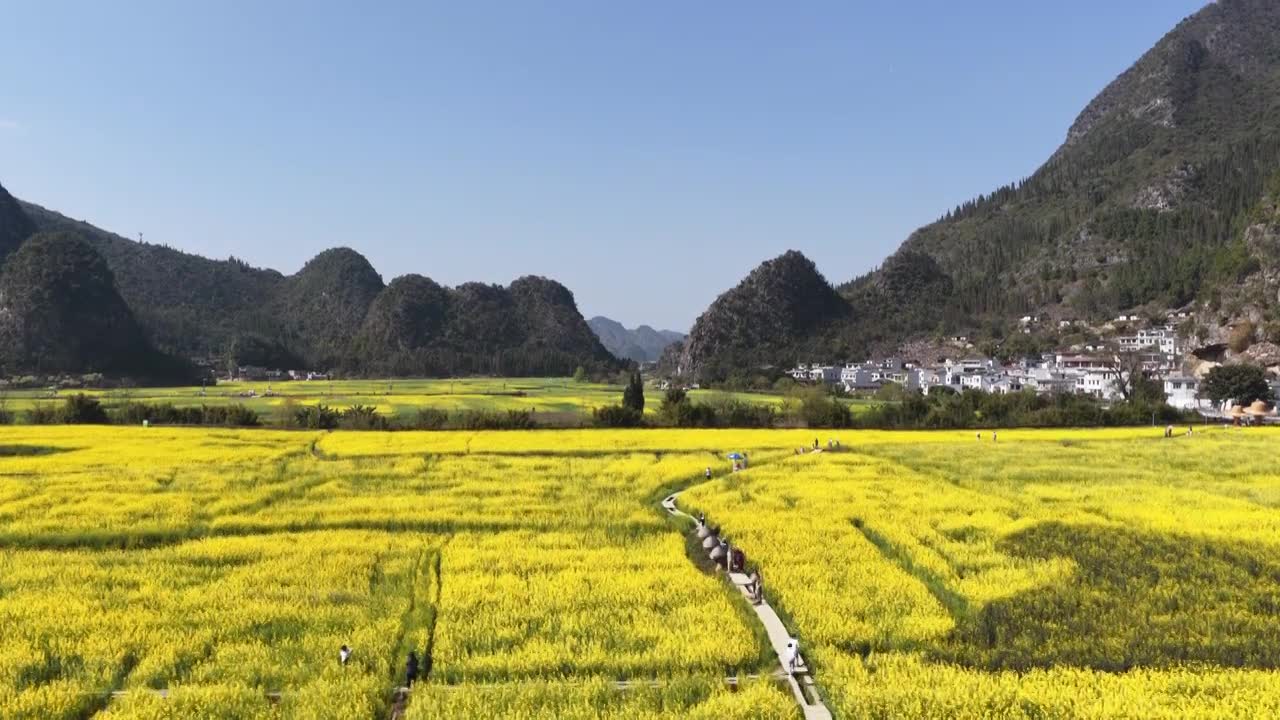 贵州万峰林八卦田航拍视频素材画面1
