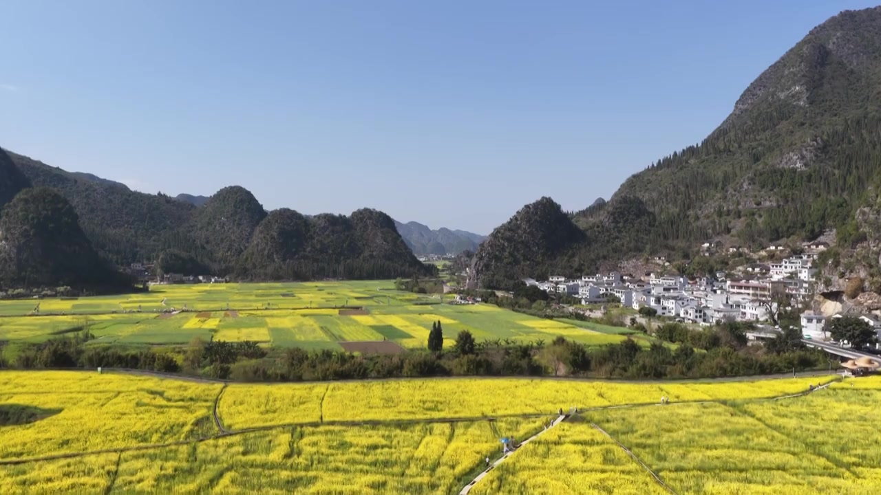 贵州万峰林八卦田航拍视频素材画面3