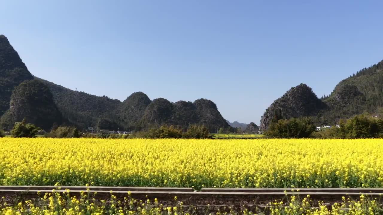 贵州万峰林八卦田航拍视频素材画面1