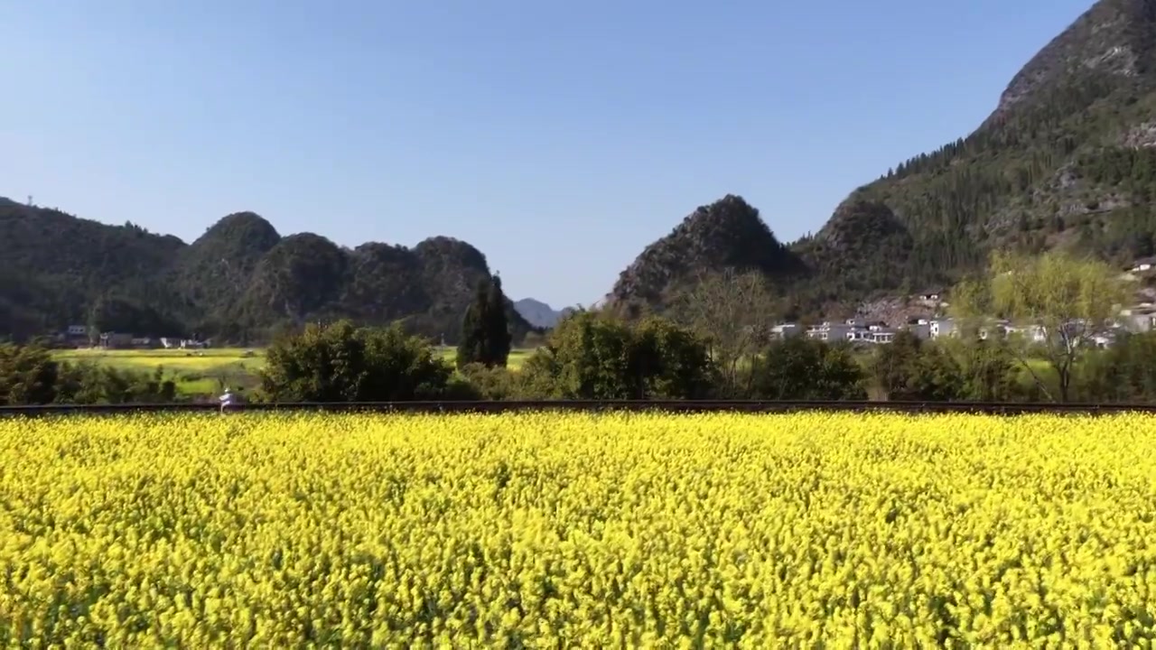 贵州万峰林八卦田航拍视频素材画面3