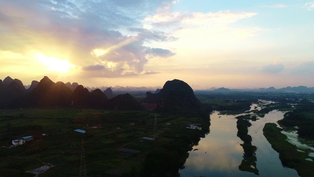 夕阳西下漓江两岸的田园风光视频素材