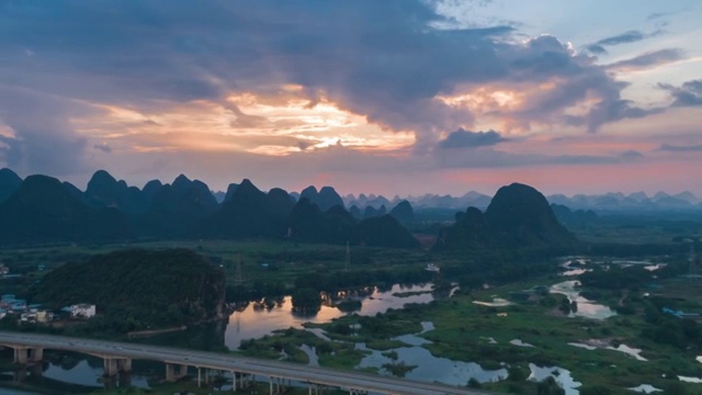 夕阳西下漓江两岸的田园风光视频素材