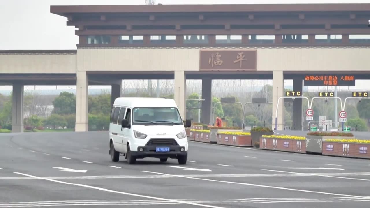 车辆通过收费站入口视频素材画面1