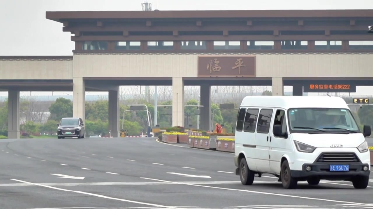 车辆通过收费站入口视频素材画面3