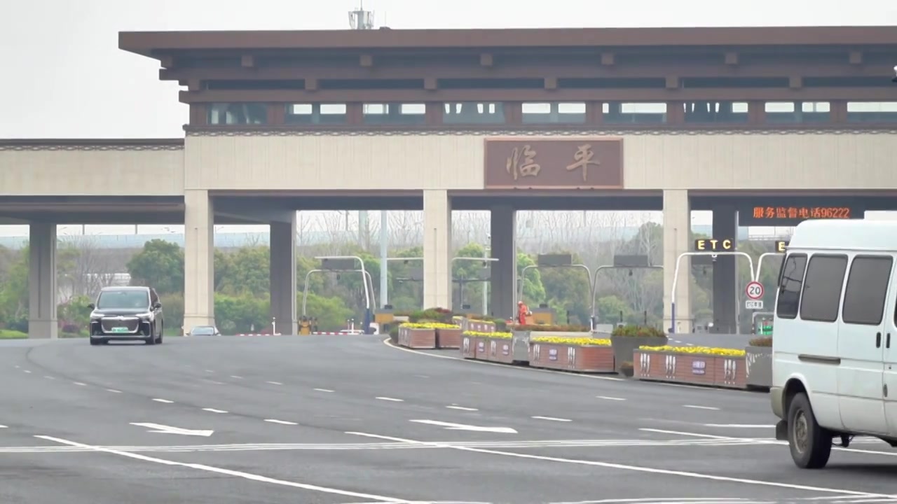 车辆通过收费站入口视频素材画面4