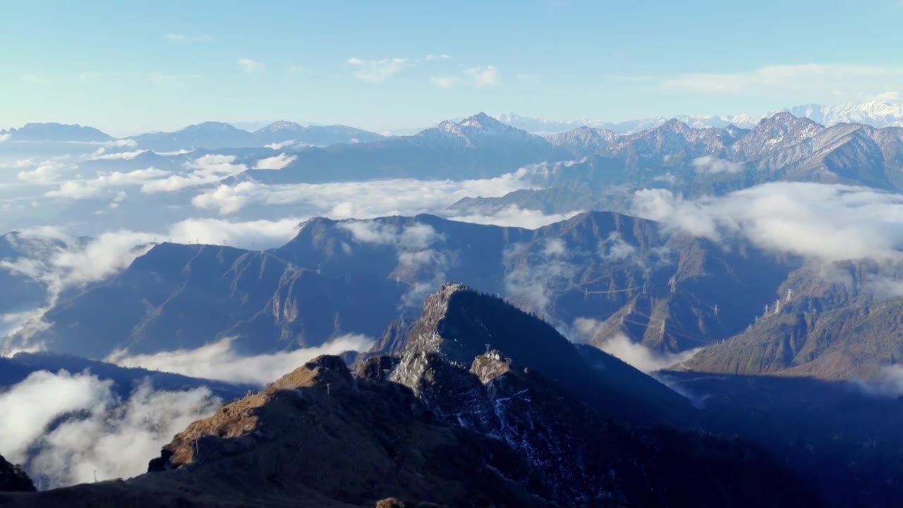 航拍雪山云雾缭绕视频素材画面1