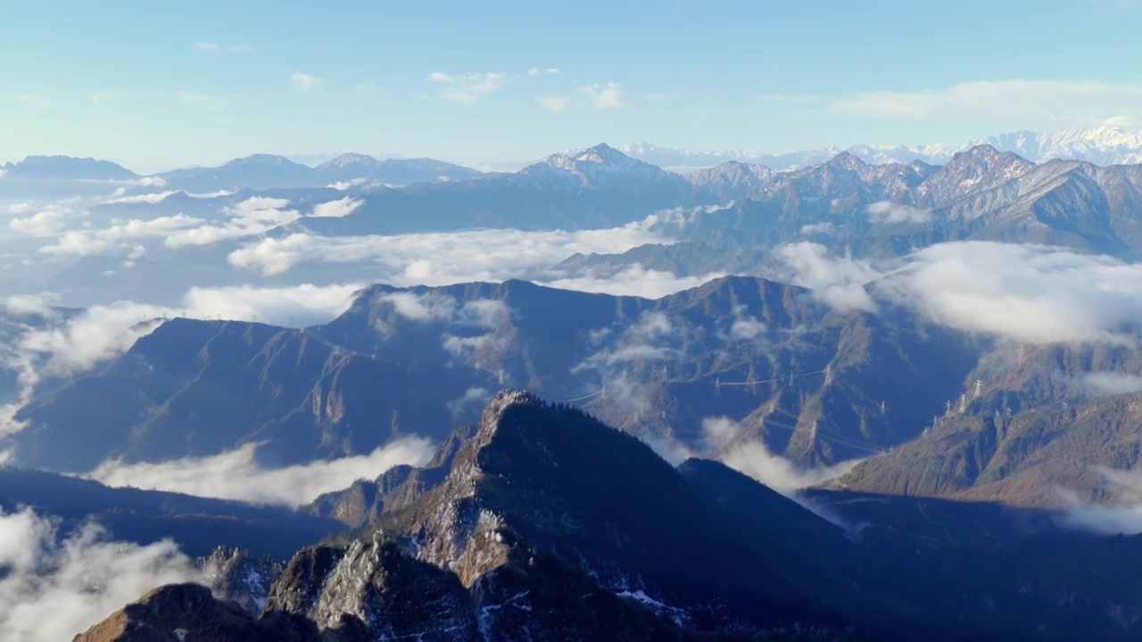 航拍雪山云雾缭绕视频素材画面3