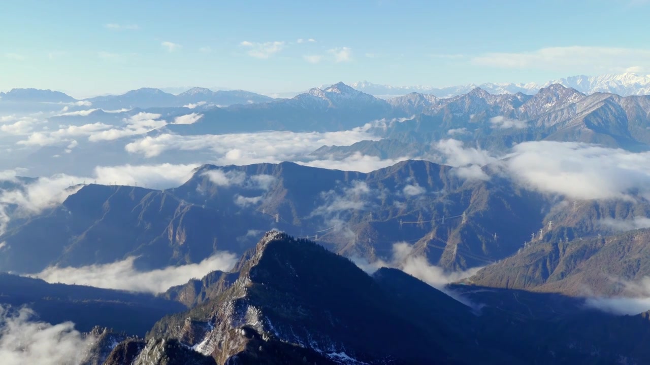 航拍雪山云雾缭绕视频素材画面4