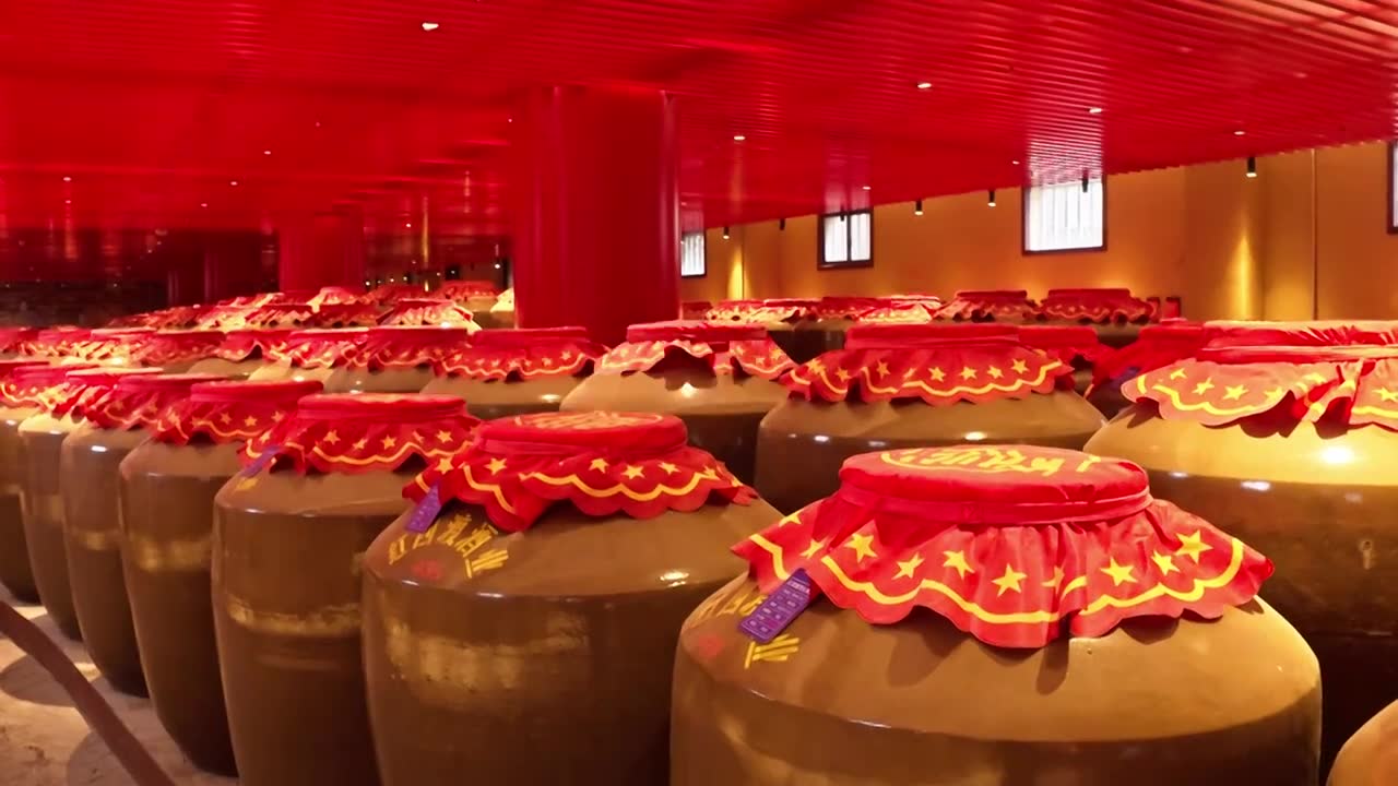 茅台镇位于贵州高原西北部，赤水河畔，是川黔水陆交通要地；被誉为世界酱香型白酒主产区，中国第一酒镇。视频素材画面1