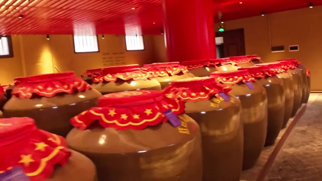 茅台镇位于贵州高原西北部，赤水河畔，是川黔水陆交通要地；被誉为世界酱香型白酒主产区，中国第一酒镇。视频素材画面3