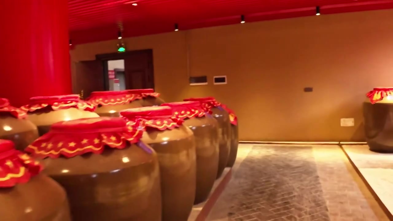 茅台镇位于贵州高原西北部，赤水河畔，是川黔水陆交通要地；被誉为世界酱香型白酒主产区，中国第一酒镇。视频素材画面4