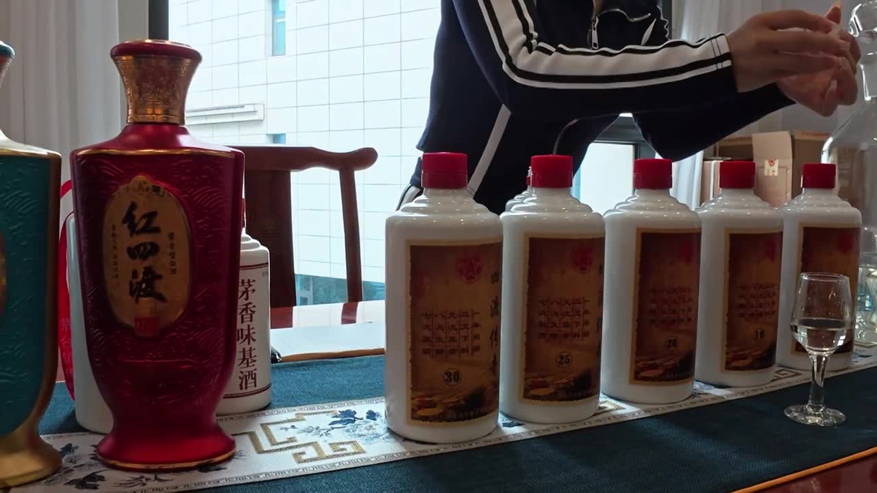 茅台镇位于贵州高原西北部，赤水河畔，是川黔水陆交通要地；被誉为世界酱香型白酒主产区，中国第一酒镇。视频素材画面1