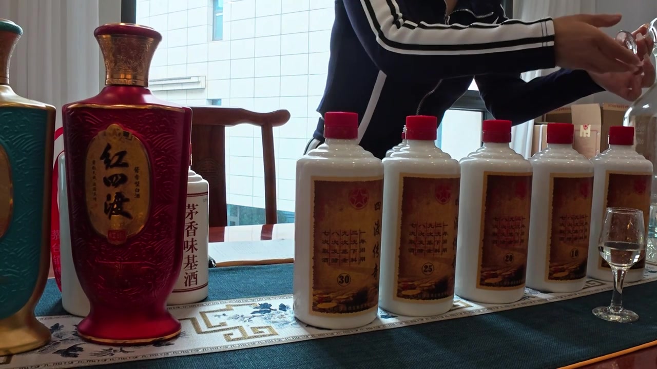 茅台镇位于贵州高原西北部，赤水河畔，是川黔水陆交通要地；被誉为世界酱香型白酒主产区，中国第一酒镇。视频素材画面3