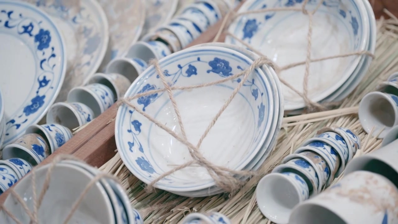 复古捆绑在箱子中的中国青花瓷视频素材画面4