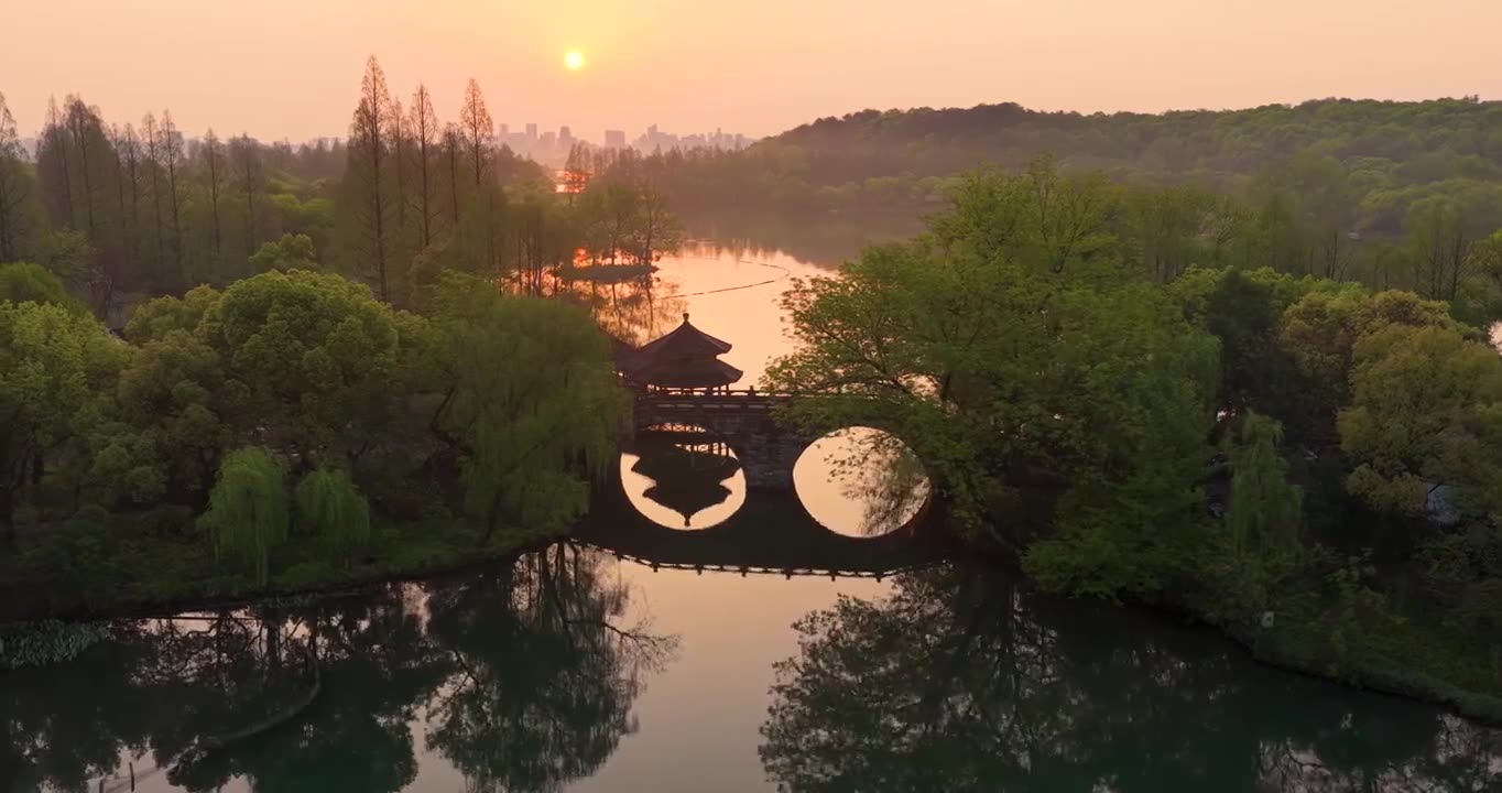 杭州春天西湖风光茅家埠清晨航拍视频素材画面1