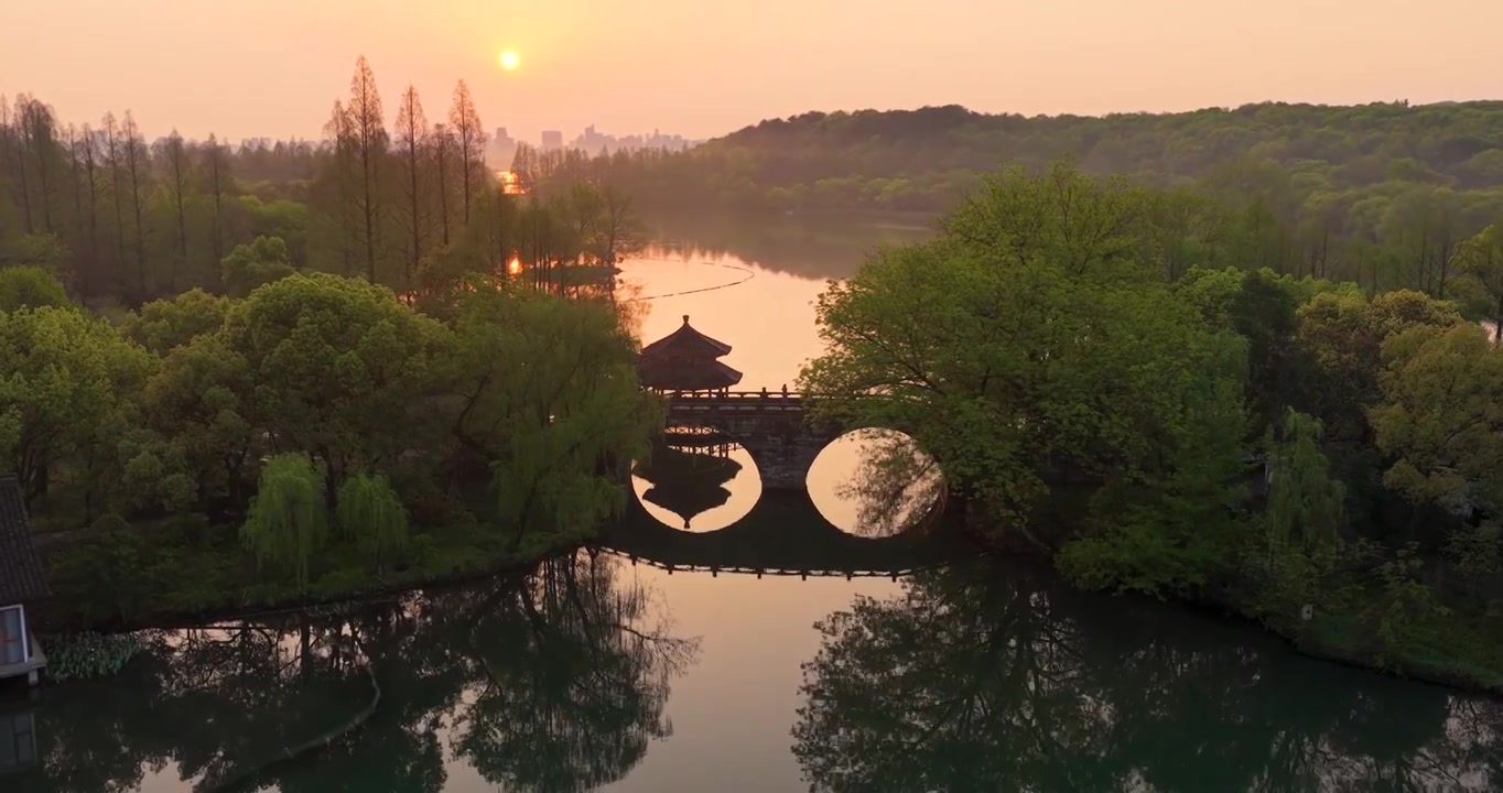 杭州春天西湖风光茅家埠清晨航拍视频素材画面4
