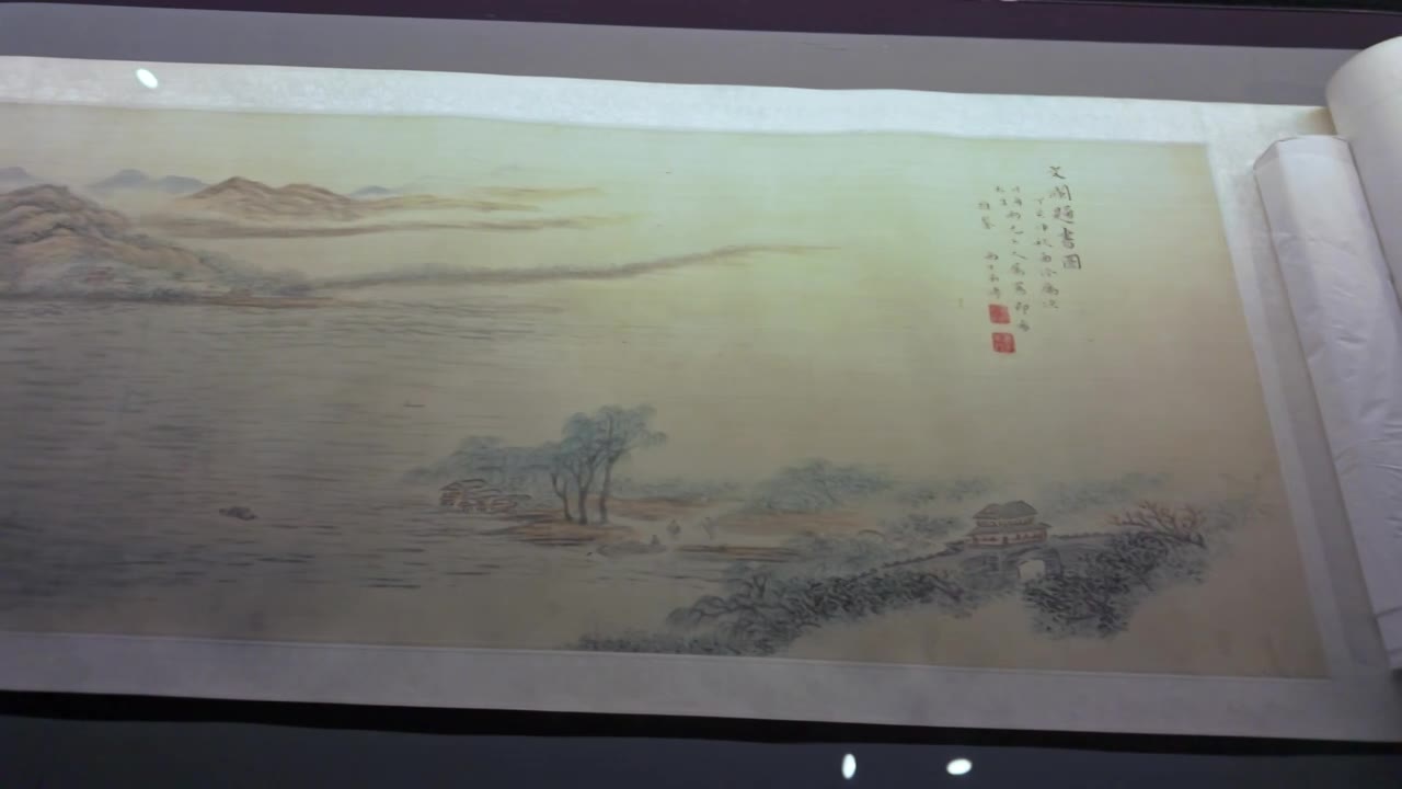 杭州博物馆古籍书页展示视频素材画面1