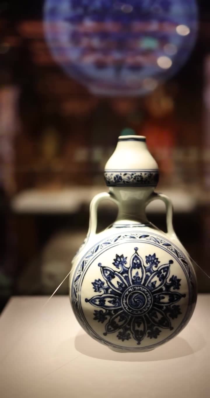 中国澳门保利美高梅博物馆青花轮花纹绶带耳葫芦瓶视频素材画面1