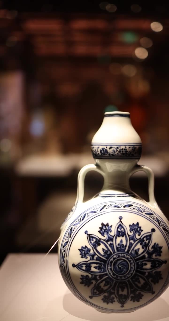 中国澳门保利美高梅博物馆青花轮花纹绶带耳葫芦瓶视频素材画面1