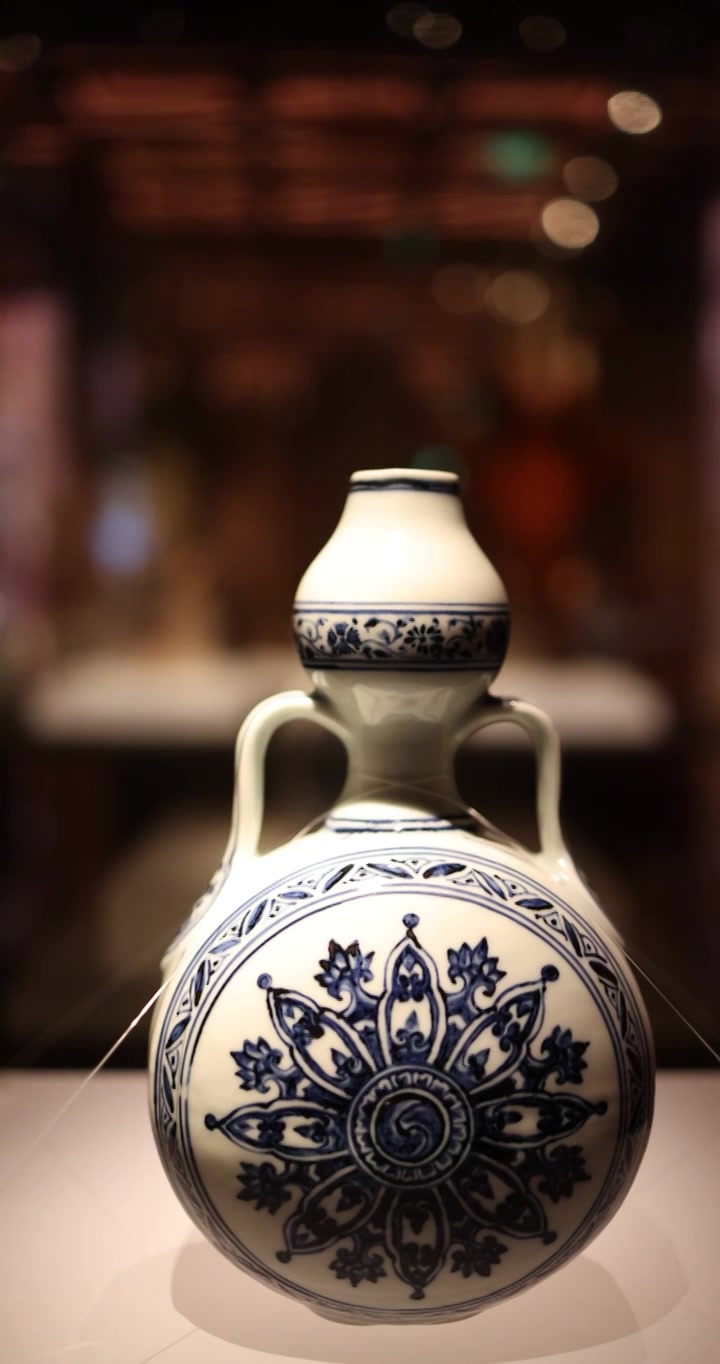 中国澳门保利美高梅博物馆青花轮花纹绶带耳葫芦瓶视频素材画面3