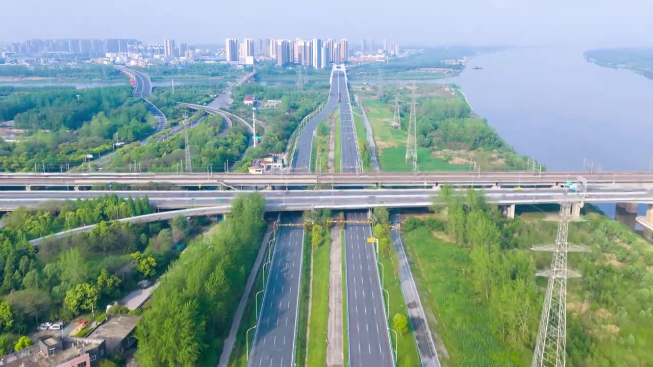 城市 交通 航拍 高铁 公路 桥梁 立交桥 城市道路 建筑 高速路 铁路 城市风光 车流 高架桥视频素材画面1