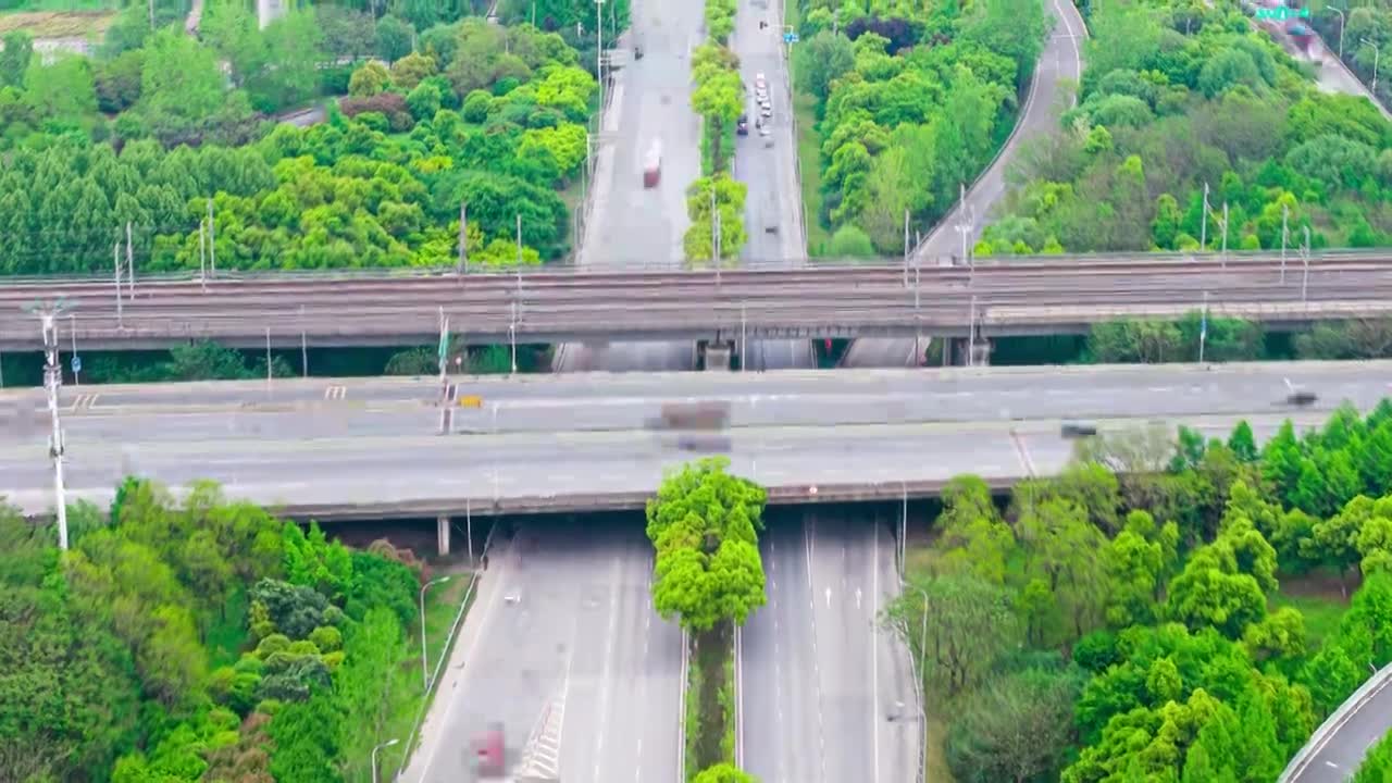 城市 交通 航拍 高铁 公路 桥梁 立交桥 城市道路 建筑 高速路 铁路 城市风光 车流 高架桥视频素材画面1