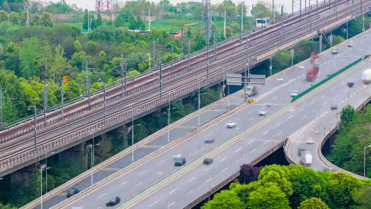 城市 交通 航拍 高铁 公路 桥梁 立交桥 城市道路 建筑 高速路 铁路 城市风光 车流 高架桥视频素材画面1