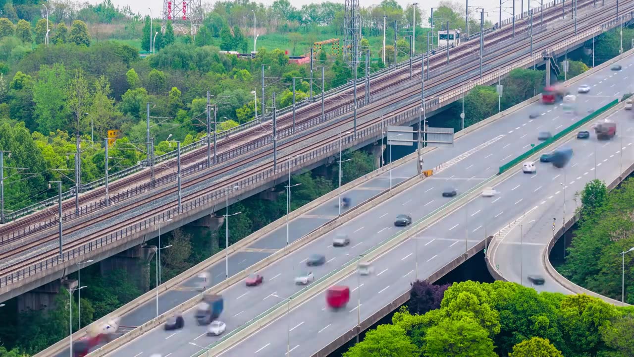 城市 交通 航拍 高铁 公路 桥梁 立交桥 城市道路 建筑 高速路 铁路 城市风光 车流 高架桥视频素材画面4