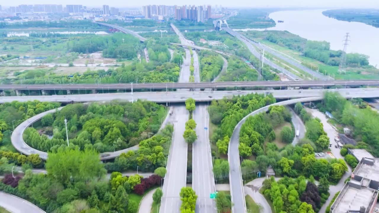 城市 交通 航拍 高铁 公路 桥梁 立交桥 城市道路 建筑 高速路 铁路 城市风光 车流 高架桥视频素材画面1
