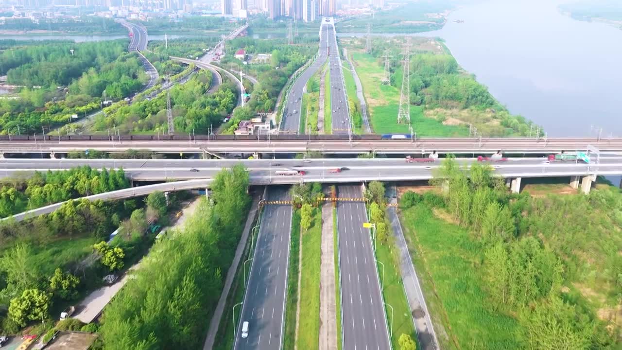 城市 交通 航拍 高铁 公路 桥梁 立交桥 城市道路 建筑 高速路 铁路 城市风光 车流 高架桥视频素材画面1