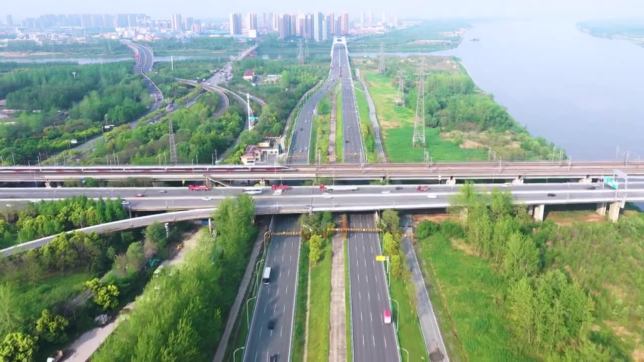 城市 交通 航拍 高铁 公路 桥梁 立交桥 城市道路 建筑 高速路 铁路 城市风光 车流 高架桥视频素材画面1