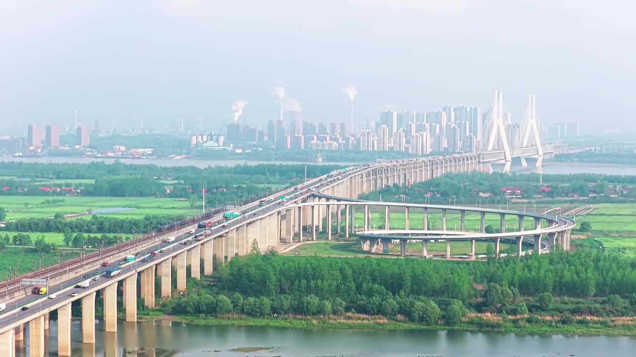 城市 交通 航拍 高铁 公路 桥梁 立交桥 城市道路 建筑 高速路 铁路 城市风光 车流 高架桥视频素材画面1