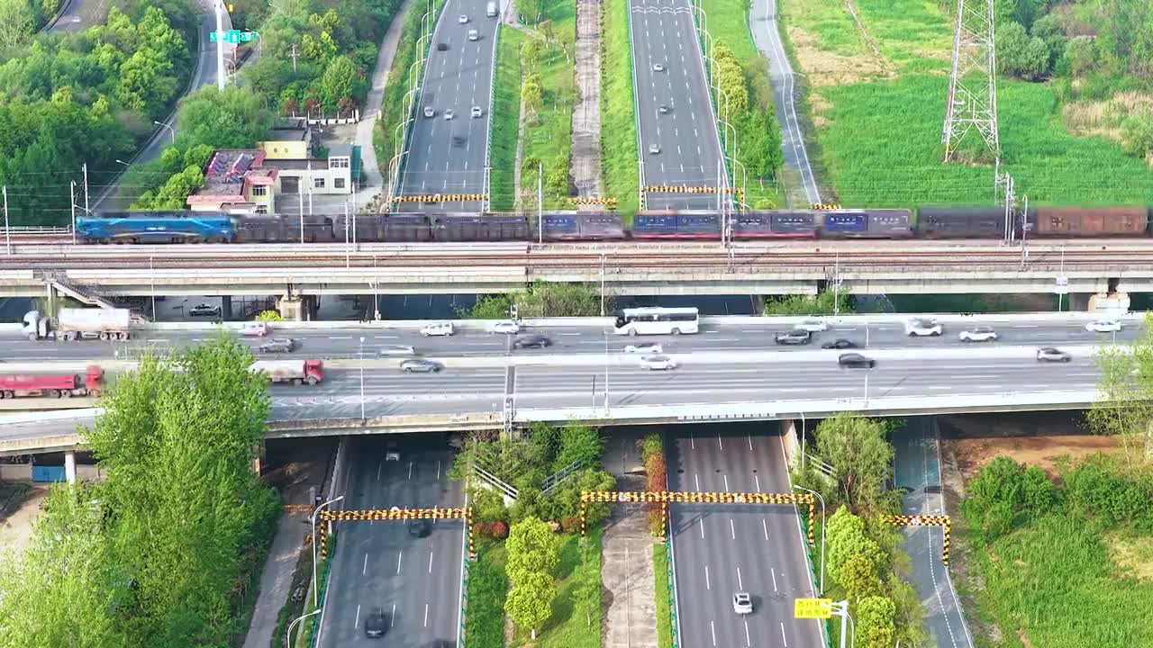城市 交通 航拍 高铁 公路 桥梁 立交桥 城市道路 建筑 高速路 铁路 城市风光 车流 高架桥视频素材画面1