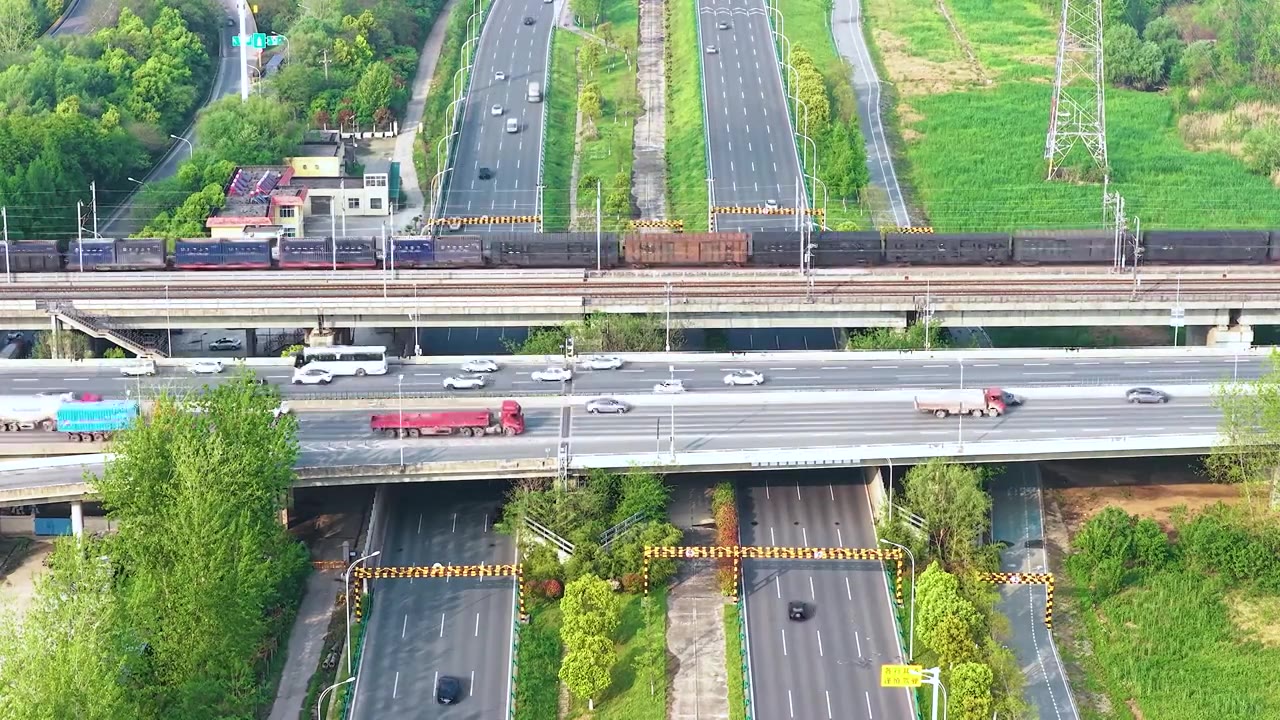 城市 交通 航拍 高铁 公路 桥梁 立交桥 城市道路 建筑 高速路 铁路 城市风光 车流 高架桥视频素材画面3