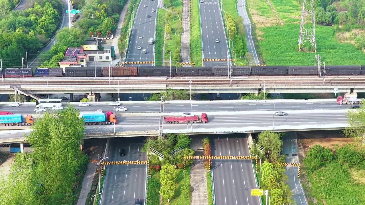 城市 交通 航拍 高铁 公路 桥梁 立交桥 城市道路 建筑 高速路 铁路 城市风光 车流 高架桥视频素材画面4