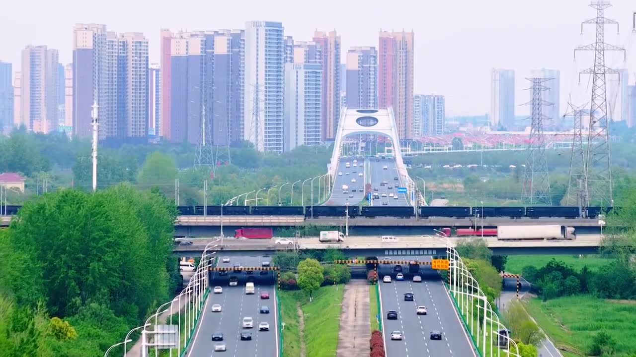 城市 交通 航拍 高铁 公路 桥梁 立交桥 城市道路 建筑 高速路 铁路 城市风光 车流 高架桥视频素材画面1