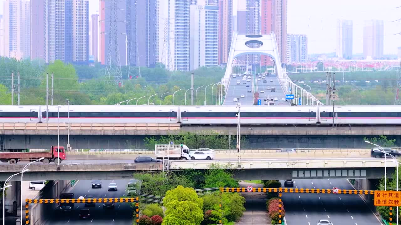 城市 交通 航拍 高铁 公路 桥梁 立交桥 城市道路 建筑 高速路 铁路 城市风光 车流 高架桥视频素材画面1
